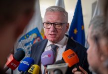 Poznań. Prezydent Jaśkowiak został obrzucony ciastem na sesji rady miasta