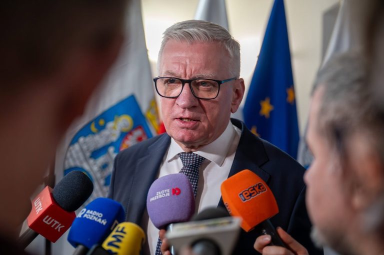 Poznań. Prezydent Jaśkowiak został obrzucony ciastem na sesji rady miasta
