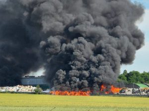 Strażacy opanowali pożar składowiska odpadów w Chorzowie. Trwa dogaszanie