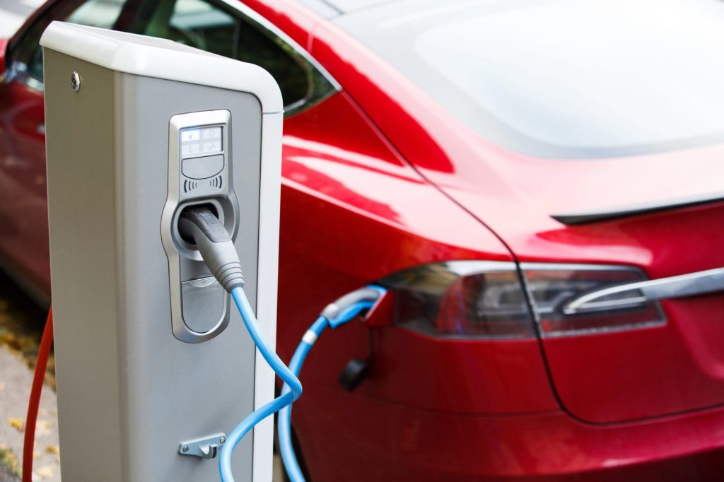 Media: rekordowa sprzedaż aut elektrycznych w 37 państwach przez wojnę na Bliskim Wschodzie