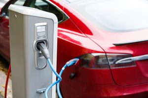 Media: rekordowa sprzedaż aut elektrycznych w 37 państwach przez wojnę na Bliskim Wschodzie