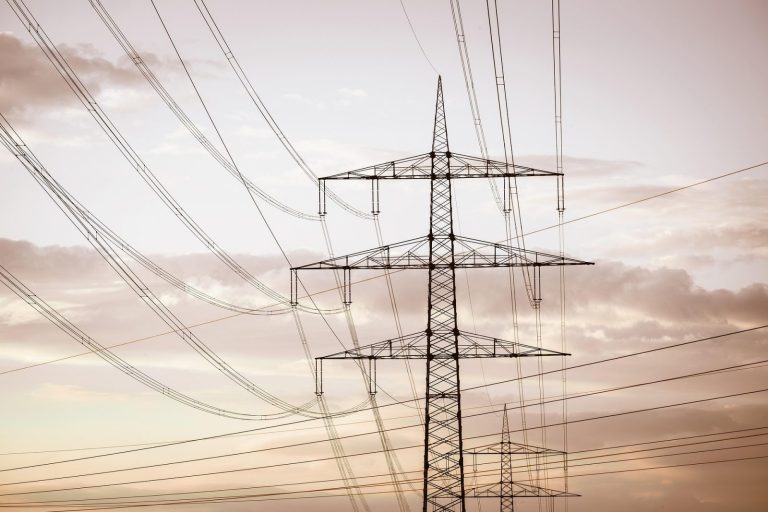 Upały zagrażają energetyce. PSE znów ogłasza przywołanie na rynku mocy