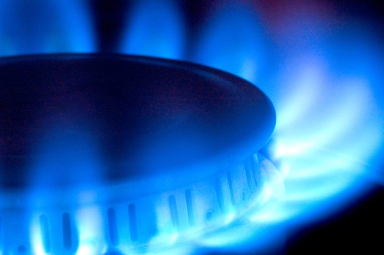 Gaz drożeje i kurczy się w Europie. Polska z wysokimi zapasami