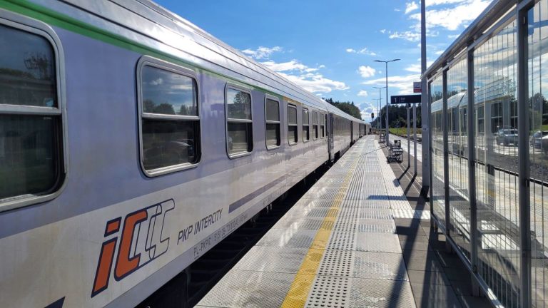 Trwa protest na kolei. W PKP Intercity ponad 70% pociągów opóźnionych; średnio o 27 min.