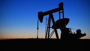 Ceny ropy w USA spadają, jednak mogą zakończyć tydzień najwyżej od maja