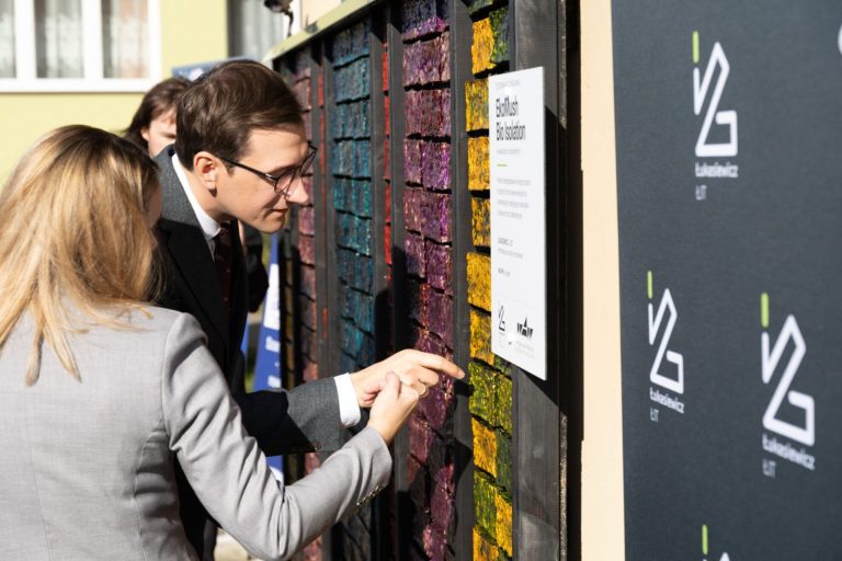 Biokompozyt z odpadów rolniczych testowany na elewacji budynku w Łowiczu
